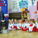 Lekcja patriotyzmu dla przedszkolaków z Przedszkola Samorządowego Nr 31. Na zdjęciu : Rafał Nowak - dyrektor Wzgórza Zamkowego i dzieci z przedszkola nr 31. / Marzena Mąkosa / Radio Kielce