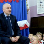 Lekcja patriotyzmu dla przedszkolaków z Przedszkola Samorządowego Nr 31. Na zdjęciu : Rafał Nowak - dyrektor Wzgórza Zamkowego / Marzena Mąkosa / Radio Kielce