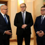 Podpisanie umowy "Mieszkanie Plus". Czesław Gruszewski - Zastępca Prezydenta Kielc, Tomasz Żuchowski - wiceminister infrastruktury i budownictwa, Tomasz Tomala - pełnomocnik ds. organizacji KZN / Marzena Mąkosa / Radio Kielce