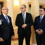 Podpisanie umowy "Mieszkanie Plus". Czesław Gruszewski - Zastępca Prezydenta Kielc, Tomasz Żuchowski - wiceminister infrastruktury i budownictwa, Tomasz Tomala - pełnomocnik ds. organizacji KZN / Marzena Mąkosa / Radio Kielce