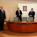 Podpisanie umowy "Mieszkanie Plus". Czesław Gruszewski - Zastępca Prezydenta Kielc, Tomasz Żuchowski - wiceminister infrastruktury i budownictwa, Tomasz Tomala - pełnomocnik ds. organizacji KZN / Marzena Mąkosa / Radio Kielce