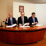 Podpisanie umowy "Mieszkanie Plus". Czesław Gruszewski - Zastępca Prezydenta Kielc, Tomasz Żuchowski - wiceminister infrastruktury i budownictwa, Tomasz Tomala - pełnomocnik ds. organizacji KZN / Marzena Mąkosa / Radio Kielce