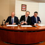 Podpisanie umowy "Mieszkanie Plus". Czesław Gruszewski - Zastępca Prezydenta Kielc, Tomasz Żuchowski - wiceminister infrastruktury i budownictwa, Tomasz Tomala - pełnomocnik ds. organizacji KZN / Marzena Mąkosa / Radio Kielce