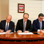 Podpisanie umowy "Mieszkanie Plus". Czesław Gruszewski - Zastępca Prezydenta Kielc, Tomasz Żuchowski - wiceminister infrastruktury i budownictwa, Tomasz Tomala - pełnomocnik ds. organizacji KZN / Marzena Mąkosa / Radio Kielce