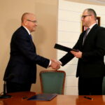 Podpisanie umowy "Mieszkanie Plus". Czesław Gruszewski - Zastępca Prezydenta Kielc, Tomasz Żuchowski - wiceminister infrastruktury i budownictwa / Marzena Mąkosa / Radio Kielce