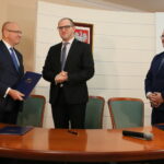 Podpisanie umowy "Mieszkanie Plus". Czesław Gruszewski - Zastępca Prezydenta Kielc, Tomasz Żuchowski - wiceminister infrastruktury i budownictwa, Tomasz Tomala - pełnomocnik ds. organizacji KZN / Marzena Mąkosa / Radio Kielce