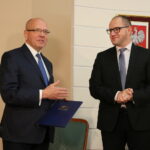 Podpisanie umowy "Mieszkanie Plus". Czesław Gruszewski - Zastępca Prezydenta Kielc, Tomasz Żuchowski - wiceminister infrastruktury i budownictwa / Marzena Mąkosa / Radio Kielce