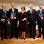 Podpisanie umowy "Mieszkanie Plus".Czesław Gruszewski - Zastępca Prezydenta Kielc, Tomasz Żuchowski - wiceminister infrastruktury i budownictwa, Maria Zuba - Poseł na Sejm RP, Andrzej Bętkowski - wicewojewoda świętokrzyski i Tomasz Tomala - pełnomocnik ds. organizacji KZN / Marzena Mąkosa / Radio Kielce