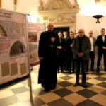 Otwarcie wystawy "Święty Krzyż - miejsca pamięci". Na zdjęciu : o. Zygfryd Wiecha, Czesław Hadamik - autor wystawy  / Marzena Mąkosa / Radio Kielce