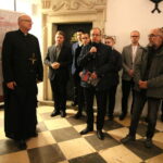 Otwarcie wystawy "Święty Krzyż - miejsca pamięci".Przemawia Andrzej Gąsior - wójt gminy Nowa Słupia / Marzena Mąkosa / Radio Kielce