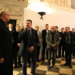 Otwarcie wystawy "Święty Krzyż - miejsca pamięci". Przemawia Sławomir Kopacz - wójt gminy Bieliny / Marzena Mąkosa / Radio Kielce