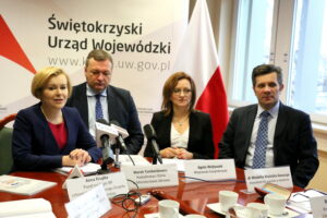 Spotkanie dotyczące cukrzycy w Urzędzie Wojewódzkim w Kielcach. Na zdjęciu : Anna Krupka - Poseł na Sejm RP, członek Parlamentarnego Zespołu ds. Praw Pacjentów; Marek Tombarkiewicz - Podsekretarz Stanu w Ministerstwie Zdrowia; Agata Wojtyszek - Wojewoda Świętokrzyski; Jacek Włosowicz - Senator RP / Marzena Mąkosa / Radio Kielce