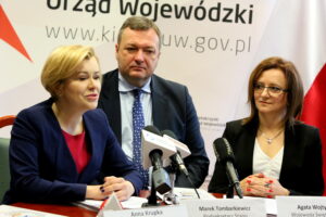 Spotkanie dotyczące cukrzycy w Urzędzie Wojewódzkim w Kielcach. Na zdjęciu : Anna Krupka - Poseł na Sejm RP, członek Parlamentarnego Zespołu ds. Praw Pacjentów; Marek Tombarkiewicz - Podsekretarz Stanu w Ministerstwie Zdrowia; Agata Wojtyszek - Wojewoda Świętokrzyski / Marzena Mąkosa / Radio Kielce