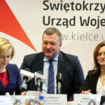 Spotkanie dotyczące cukrzycy w Urzędzie Wojewódzkim w Kielcach. Anna Krupka - Poseł na Sejm RP, członek Parlamentarnego Zespołu ds. Praw Pacjentów; Marek Tombarkiewicz - Podsekretarz Stanu w Ministerstwie Zdrowia; Agata Wojtyszek - Wojewoda Świętokrzyski / Marzena Mąkosa / Radio Kielce