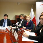 Spotkanie dotyczące cukrzycy w Urzędzie Wojewódzkim w Kielcach. Małgorzata Kiebzak - Dyrektor Świętokrzyskiego Oddziału NFZ w Kielcach; dr Jerzy Gryglewicz - ekspert w zakresie ochrony zdrowia, Uczelnia Łazarskiego; Krzysztof Słoń - Senator RP; Anna Krupka - Poseł na Sejm RP, członek Parlamentarnego Zespołu ds. Praw Pacjentów; Agata Wojtyszek - Wojewoda Świętokrzyski / Marzena Mąkosa / Radio Kielce