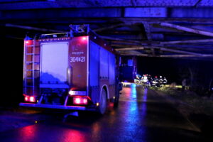 Samochód w rzece. Wypadek w gminie Morawica / Marzena Mąkosa / Radio Kielce
