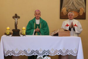 Światowy Dzień Ubogich. Na zdjęciu po lewej : biskup Marian Florczyk / Marzena Mąkosa / Radio Kielce