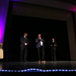 Międzynarodowy Festiwal Piosenkarzy Dziecięcych i Młodzieżowych im. Henryka Morysa i Andrzeja Litwina w Wojewódzkim Domu Kultury. Na zdjęciu : Jarosław Machnicki - dyrektor WDK, Piotr Litwin i Marcin Janaszek / Marzena Mąkosa / Radio Kielce