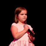 Międzynarodowy Festiwal Piosenkarzy Dziecięcych i Młodzieżowych im. Henryka Morysa i Andrzeja Litwina w Wojewódzkim Domu Kultury. Na zdjęciu : Ida Halska z Kielc / Marzena Mąkosa / Radio Kielce