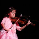 Międzynarodowy Festiwal Piosenkarzy Dziecięcych i Młodzieżowych im. Henryka Morysa i Andrzeja Litwina w Wojewódzkim Domu Kultury. Na zdjęciu : Anna Wieleńska z Kielc / Marzena Mąkosa / Radio Kielce