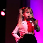 Międzynarodowy Festiwal Piosenkarzy Dziecięcych i Młodzieżowych im. Henryka Morysa i Andrzeja Litwina w Wojewódzkim Domu Kultury. Zosia Anioł z Kielc / Marzena Mąkosa / Radio Kielce