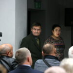 Wernisaż wystawy "Pożegnanie taboru". Na zdjęciu : Andrzej Polakowski - autor zdjęć oraz Agnieszka Caban  - kierownik Muzeum Dialogu Kultur / Marzena Mąkosa / Radio Kielce