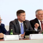 Sesja sejmiku. Grigor Szaginian - Wiceprzewodniczący Sejmiku Województwa Świętokrzyskiego, Arkadiusz Bąk - Przewodniczącty Sejmiku Województwa Świętokrzyskiego, Tadeusz Kowalczyk - Wiceprzewodniczący Sejmiku Województwa Świętokrzyskuiego  / Marzena Mąkosa / Radio Kielce