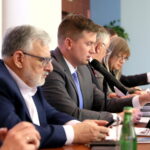 Sesja sejmiku. Grigor Szaginian - Wiceprzewodniczący Sejmiku Województwa Świętokrzyskiego, Arkadiusz Bąk - Przewodniczącty Sejmiku Województwa Świętokrzyskiego, Tadeusz Kowalczyk - Wiceprzewodniczący Sejmiku Województwa Świętokrzyskuiego, Sekretarze obrad / Marzena Mąkosa / Radio Kielce