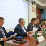 Sesja sejmiku. Andrzej Pruś - Wiceprzewodniczący Sejmiku Województwa Świętokrzyskiego, Grigor Szaginian - Wiceprzewodniczący Sejmiku Województwa Świętokrzyskiego, Arkadiusz Bąk - Przewodniczącty Sejmiku Województwa Świętokrzyskiego, Tadeusz Kowalczyk - Wiceprzewodniczący Sejmiku Województwa Świętokrzyskuiego, Sekretarze obrad / Marzena Mąkosa / Radio Kielce