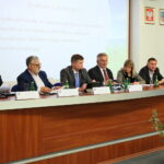 Sesja sejmiku. Andrzej Pruś - Wiceprzewodniczący Sejmiku Województwa Świętokrzyskiego, Grigor Szaginian - Wiceprzewodniczący Sejmiku Województwa Świętokrzyskiego, Arkadiusz Bąk - Przewodniczącty Sejmiku Województwa Świętokrzyskiego, Tadeusz Kowalczyk - Wiceprzewodniczący Sejmiku Województwa Świętokrzyskuiego, Sekretarze obrad / Marzena Mąkosa / Radio Kielce