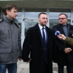 Konferencja prasowa w sprawie konsultacji i debaty dotyczącej przebudowy dworca PKP w Kielcach. Na zdjęciu : Rafał Zamojski - Stowarzyszenie Kielecki Inwestycje, Michał Piasecki - Stowarzyszenie Homo Politicus, Wojciech Gwizdak - prezes Stowarzyszenia Architektów Polskich oddział w Kielcach / Marzena Mąkosa / Radio Kielce