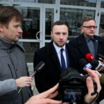 Konferencja prasowa w sprawie konsultacji i debaty dotyczącej przebudowy dworca PKP w Kielcach. Na zdjęciu : Rafał Zamojski - Stowarzyszenie Kielecki Inwestycje, Michał Piasecki - Stowarzyszenie Homo Politicus, Wojciech Gwizdak - prezes Stowarzyszenia Architektów Polskich oddział w Kielcach / Marzena Mąkosa / Radio Kielce