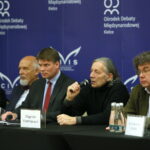 "Radykalny Islam - zagrożenie dla cywilizacji łacińskiej" - konferencja organizowana przez Regionalny Ośrodek Debaty Międzynarodowej w Kielcach. Na zdjęciu : dr Tomasz Sommer, Janusz Korwin - Mikke, Stefen Kotre, Zbigniew Modrzejewski, Hans - Jorg Mueller / Marzena Mąkosa / Radio Kielce