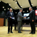 Kampania "Białej wstążki". Na zdjęciu : Andrzej Sygut - Wiceprezydent Kielc, Krzysztof Słoń - Senator RP oraz ks. Krzysztof Banasik - Zastępca dyrektora Caritas Diecezji Kieleckiej / Marzena Mąkosa / Radio Kielce