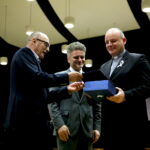 Kampania "Białej wstążki". Na zdjęciu : Andrzej Sygut - Wiceprezydent Kielc, Krzysztof Słoń - Senator RP oraz ks. Krzysztof Banasik - Zastępca dyrektora Caritas Diecezji Kieleckiej / Marzena Mąkosa / Radio Kielce