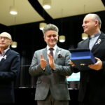 Kampania "Białej wstążki". Na zdjęciu : Andrzej Sygut - Wiceprezydent Kielc, Krzysztof Słoń - Senator RP oraz ks. Krzysztof Banasik - Zastępca dyrektora Caritas Diecezji Kieleckiej / Marzena Mąkosa / Radio Kielce