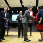 Kampania "Białej wstążki". Na zdjęciu : Andrzej Sygut - Wiceprezydent RP, Krzysztof Słoń - Senator RP oraz Magdalena Gościniewicz - Zastępca Dyrektora Miejskiego Ośrodka Pomocy Rodzinie w Kielcach, Przewodnicząca Zespołu Interdyscyplinarnego do spraw Przeciwdziałania Przemocy w Rodzinie w Kielcach / Marzena Mąkosa / Radio Kielce