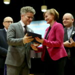 Kampania "Białej wstążki". Na zdjęciu : Krzysztof Słoń - Senator RP oraz Dorota Ławniczak - Zastępca Dyrektora Miejskiego Ośrodka Pomocy Rodzinie w Kielcach / Marzena Mąkosa / Radio Kielce