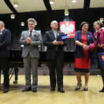 Kampania "Białej wstążki". Na zdjęciu : Andrzej Sygut - Wiceprezydent Kielc, Krzysztof Słoń - Senator RP, ks. Krzysztof Banasik - Zastępca dyrektora Caritas Diecezji Kieleckiej, Magdalena Gościniewicz - Zastępca Dyrektora Miejskiego Ośrodka Pomocy Rodzinie w Kielcach, Przewodnicząca Zespołu Interdyscyplinarnego do spraw Przeciwdziałania Przemocy w Rodzinie w Kielcach, Dorota Ławniczak - Zastępca Dyrektora Miejskiego Ośrodka Pomocy Rodzinie w Kielcach / Marzena Mąkosa / Radio Kielce