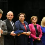 Kampania "Białej wstążki". Na zdjęciu : Andrzej Sygut - Wiceprezydent Kielc, Krzysztof Słoń - Senator RP, ks. Krzysztof Banasik - Zastępca dyrektora Caritas Diecezji Kieleckiej, Magdalena Gościniewicz - Zastępca Dyrektora Miejskiego Ośrodka Pomocy Rodzinie w Kielcach, Przewodnicząca Zespołu Interdyscyplinarnego do spraw Przeciwdziałania Przemocy w Rodzinie w Kielcach, Dorota Ławniczak - Zastępca Dyrektora Miejskiego Ośrodka Pomocy Rodzinie w Kielcach, Renata Kopyś - Pedagog szkolny Zespołu Szkół Ekonomicznych im. Oskara Langego w Kielcach, Lider Gminnego Zespołu Interdyscyplinarnego, Mariusz Nowak - specjalista pracy socjalnej w Specjalistycznym Ośrodku Wsparcia dla Ofiar Przemocy w Rodzinie MOPR Kielce, Lider Gminnego Zespołu Interdyscyplinarnego / Marzena Mąkosa / Radio Kielce