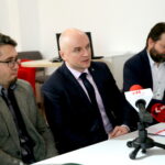 Konferencja prasowa przed premierą filmu o biskupie Czesławie Kaczmarku. Na zdjęciu: Tomasz Domański - Delegatura IPN w Kielcach, Rafał Nowak - dyrektor Wzgórza Zamkowego w Kielcach, Sławomir Mazur - reżyser / Marzena Mąkosa / Radio Kielce