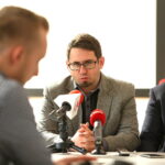 Konferencja prasowa przed premierą filmu o biskupie Czesławie Kaczmarku. Na zdjęciu: Tomasz Domański - Delegatura IPN w Kielcach, Rafał Nowak - dyrektor Wzgórza Zamkowego w Kielcach / Marzena Mąkosa / Radio Kielce