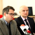 Konferencja prasowa przed premierą filmu o biskupie Czesławie Kaczmarku. Na zdjęciu: Tomasz Domański - Delegatura IPN w Kielcach, Rafał Nowak - dyrektor Wzgórza Zamkowego w Kielcach / Marzena Mąkosa / Radio Kielce