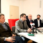 Konferencja prasowa przed premierą filmu o biskupie Czesławie Kaczmarku. Na zdjęciu: Zdzisław Reczyński - odtwórca roli biskupa Czesława Kaczmarka, Tomasz Domański - Delegatura IPN w Kielcach, Rafał Nowak - dyrektor Wzgórza Zamkowego w Kielcach, Sławomir Mazur - reżyser i ksiądz Mirosław Cisowski - rzecznik prasowy Diecezji Kieleckiej  / Marzena Mąkosa / Radio Kielce