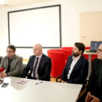 Konferencja prasowa przed premierą filmu o biskupie Czesławie Kaczmarku. Na zdjęciu: Zdzisław Reczyński - odtwórca roli biskupa Czesława Kaczmarka, Tomasz Domański - Delegatura IPN w Kielcach, Rafał Nowak - dyrektor Wzgórza Zamkowego w Kielcach, Sławomir Mazur - reżyser i ksiądz Mirosław Cisowski - rzecznik prasowy Diecezji Kieleckiej  / Marzena Mąkosa / Radio Kielce