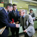 Wręczenie nagród "Świadek Historii". Nagrodę odbiera Środowisko Świętokrzyskich Zgrupowań Partyzanckich Armii Krajowej "Ponury" - "Nurt". Nagrodę odebrał były żołnierz Jana Piwnika „Ponurego” - porucznik Bolesław Ciesielski „Farys II”. / Marzena Mąkosa / Radio Kielce