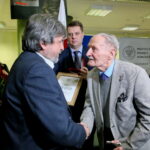 Wręczenie nagród "Świadek Historii". Nagrodę odbiera Środowisko Świętokrzyskich Zgrupowań Partyzanckich Armii Krajowej "Ponury" - "Nurt". Nagrodę odebrał były żołnierz Jana Piwnika „Ponurego” - porucznik Bolesław Ciesielski „Farys II”. / Marzena Mąkosa / Radio Kielce