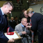 Wręczenie nagród "Świadek Historii". Nagrodę odbiera Środowisko Świętokrzyskich Zgrupowań Partyzanckich Armii Krajowej "Ponury" - "Nurt". Nagrodę odebrał były żołnierz Jana Piwnika „Ponurego” - porucznik Bolesław Ciesielski „Farys II”. / Marzena Mąkosa / Radio Kielce