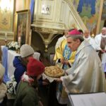 Obrazów. Wprowadzenie Obrazu Świętej Rodziny po renowacji. Bp Krzysztof Nitkiewicz / Grażyna Szlęzak-Wójcik / Radio Kielce