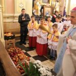 Obrazów. Wprowadzenie Obrazu Świętej Rodziny po renowacji. Bp Krzysztof Nitkiewicz / Grażyna Szlęzak-Wójcik / Radio Kielce